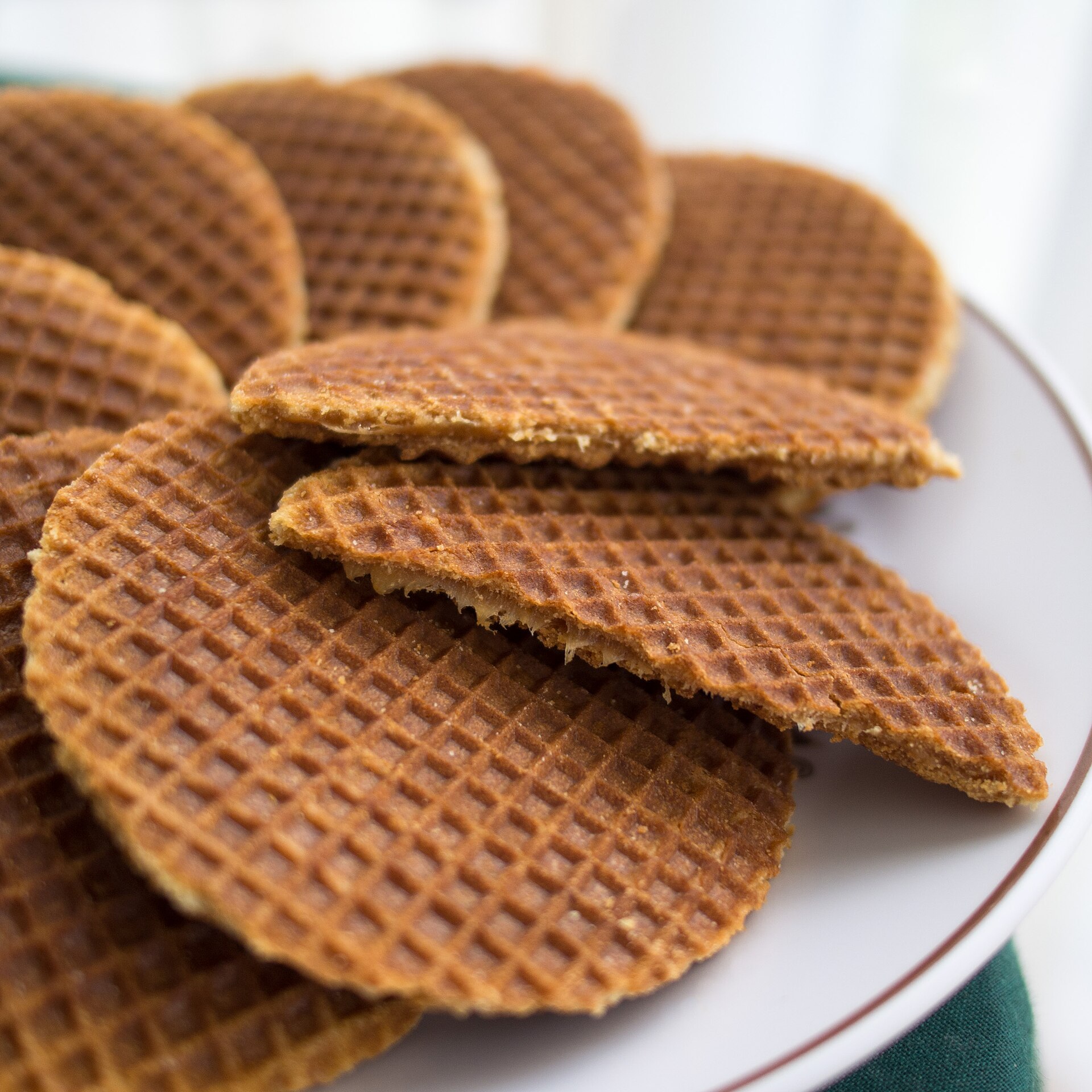 Stapel verse Nederlandse stroopwafels met warme karamel