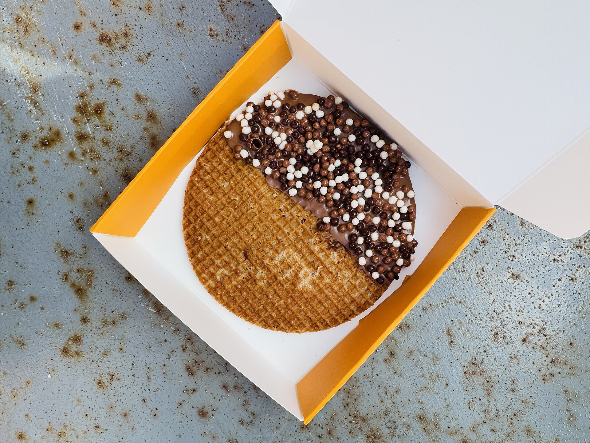 Stroopwafel met chocolade en chocoladeschaaf